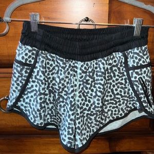 LULULEMON HOTTYHOT 4” INSEAM BLUE DOT DESIGN SHORTS. VGUC. SIZE 6